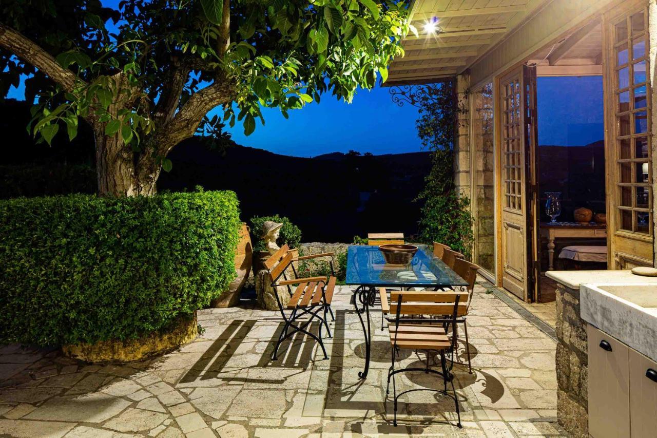 Villa Mantilari Wine Estate 7 Apartments 2 Private Pools 1 Heated Tennis Court Fitness Center Archanes Exterior photo